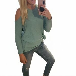 Savvi Waffle Knit  Lightweight Sweater Shoulder Cutout Womens's Small 49% Rayon